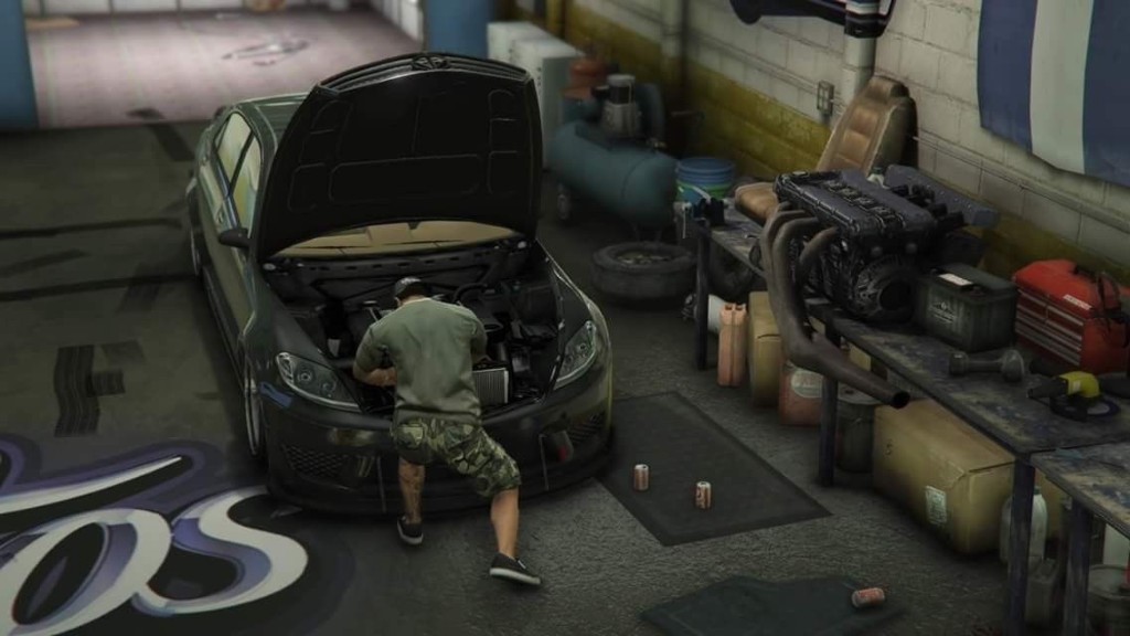 Mechanik u otevřené kapoty